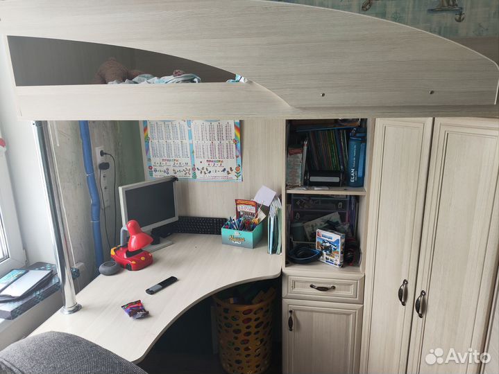 Детская кровать чердак со столом и шкафом