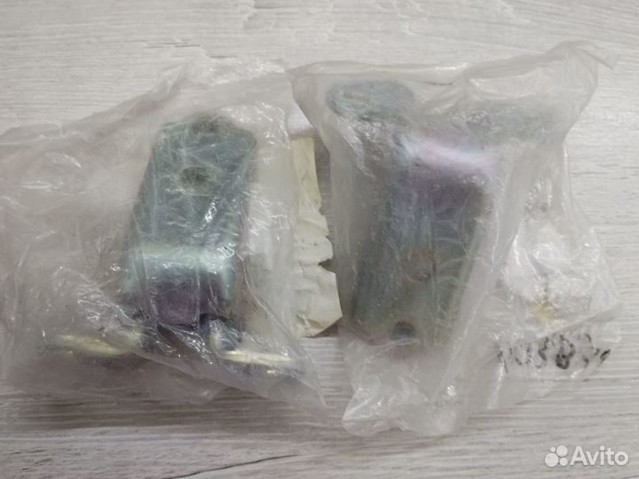 Автомобильные петли (один комплект) на переднюю дв