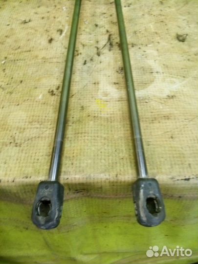 Упор крышки багажника Ford Focus CB8 pnda 2012