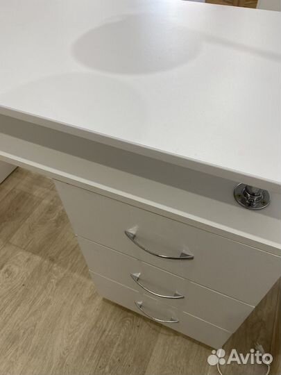 Стол маникюрный