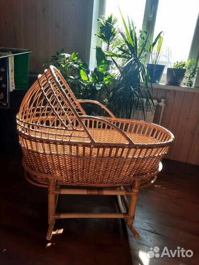 Детская кроватка люлька с маятником