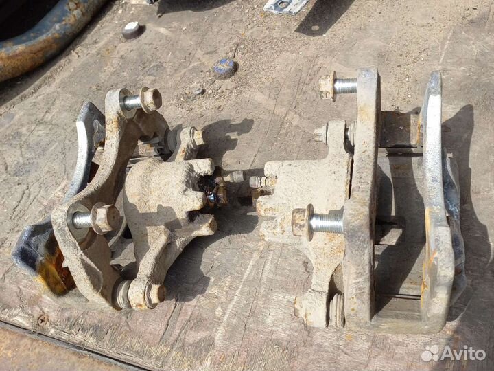 Суппорт передний Мицубиси Аутлэндер 3