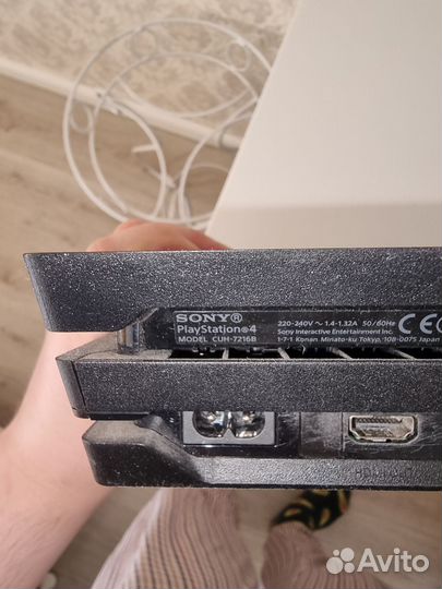 Sony ps4 pro 1tb 7216B (2 геймпада + зарядка)