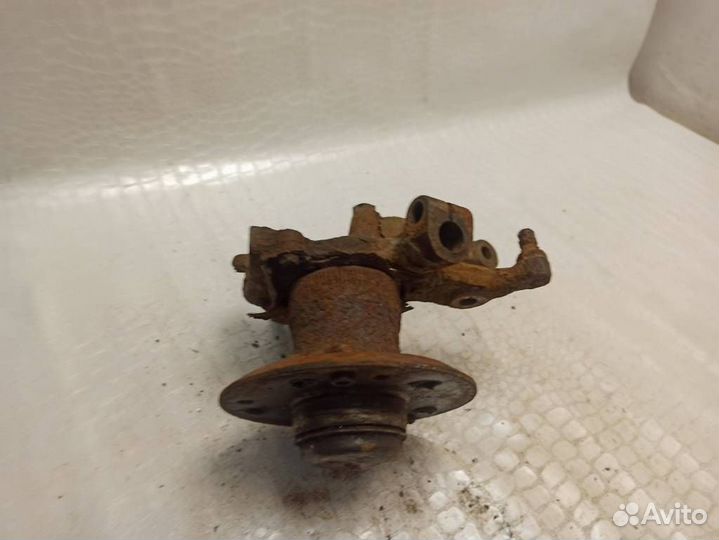 Кулак передний правый