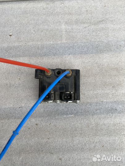 Блок клапанов пневмоподвески BMW X5 E53