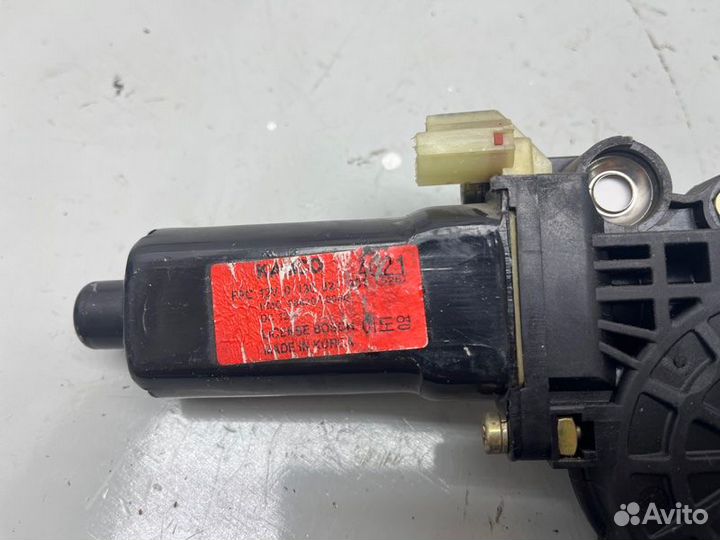 Моторчик стеклоподъемника правый Hyundai Sonata IV