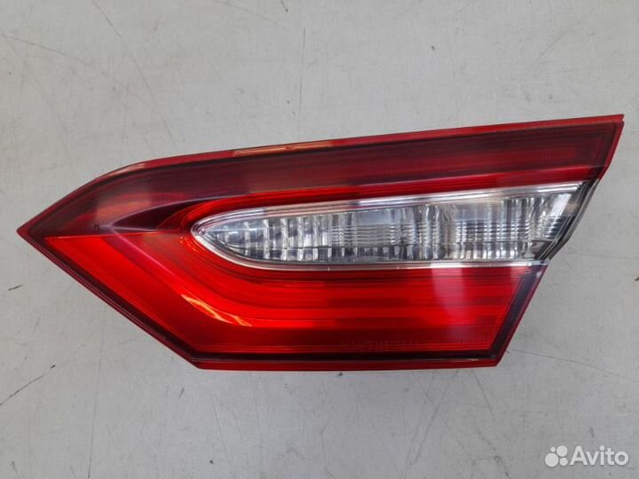 Фонарь в крышку багажника правый Toyota Camry XV70