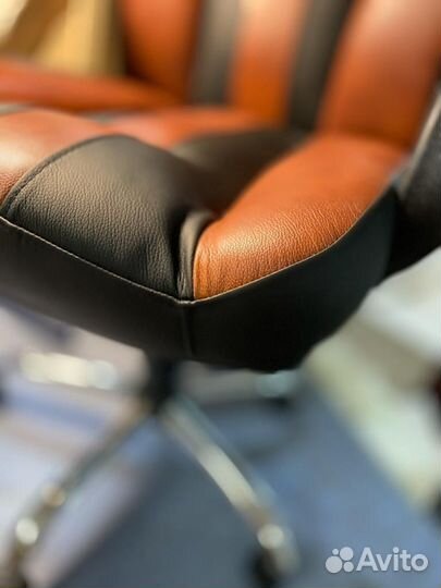 Компьютерное кресло в натуральной коже