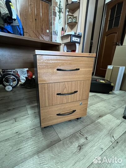 Компьютерный стол + тумбочка