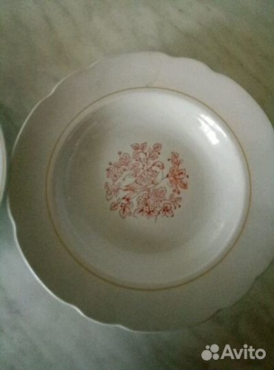 Новые тарелки различных цветов и размеров