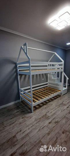 2х ярусная кровать с лестницей