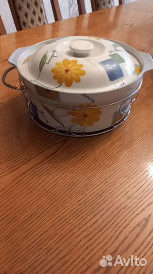 Конфетница, жестяные банки, керамическая кастрюля