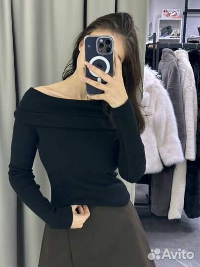 Кофта с открытыми плечами