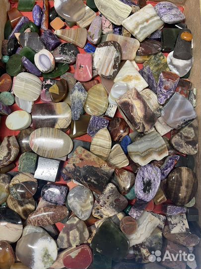 Полудрагоценные камни в ассортименте