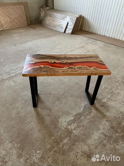 Стол из эпоксидной смолы река