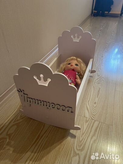 Кукольная кроватка с куклой