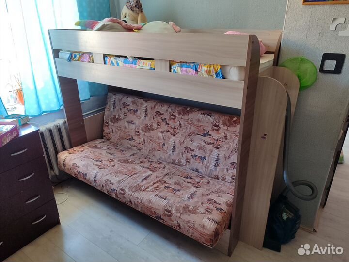 Кровать двухьярусная