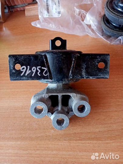 Подушка крепления левая на Опель Мокка