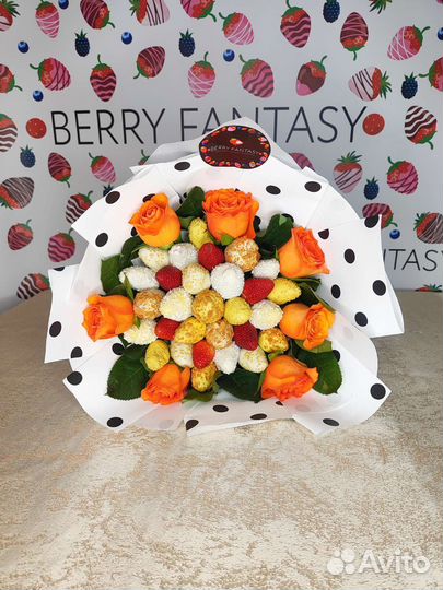 Клубника в шоколаде с цветами