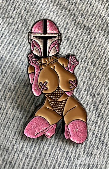 Значок пин розовый мандалорец малыш Йода