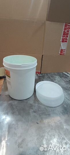 Пластиковые банки с крышками, 1.7 литра