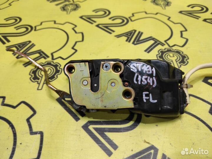 Замок двери передний левый Toyota Corona ST191