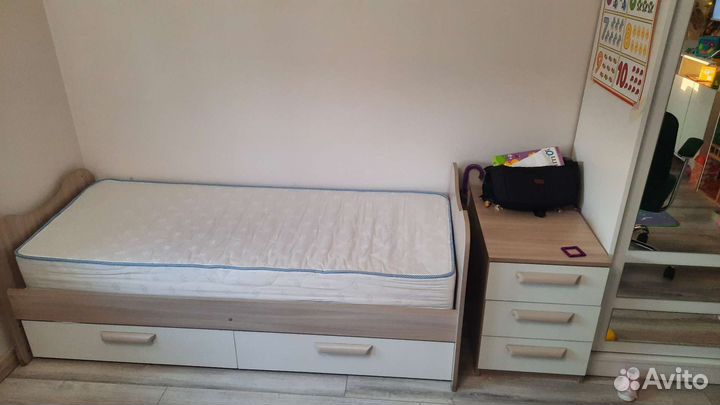 Кровать с матрасом и тумбой