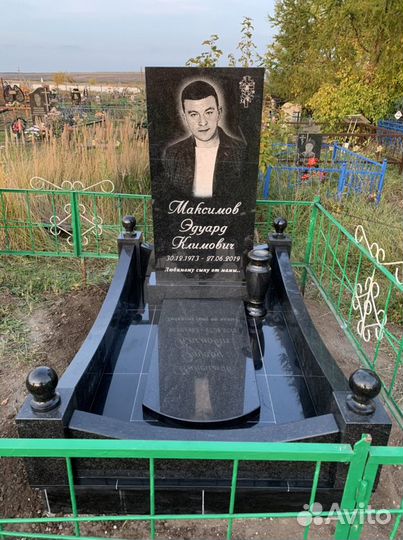 Памятники, ограды, таблички