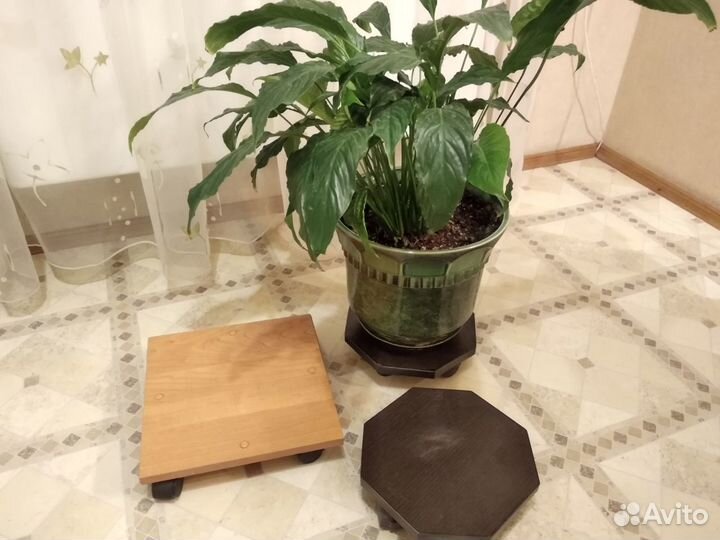 Напольная подставка для цветов на колесиках