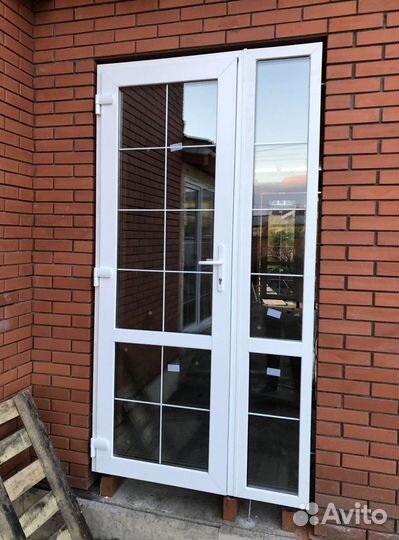 Пластиковая дверь