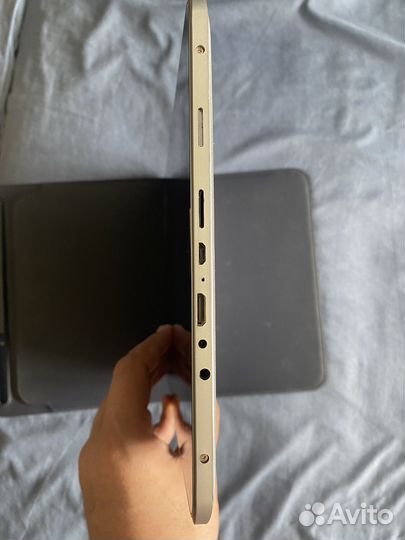 Два планшета с ретро играми