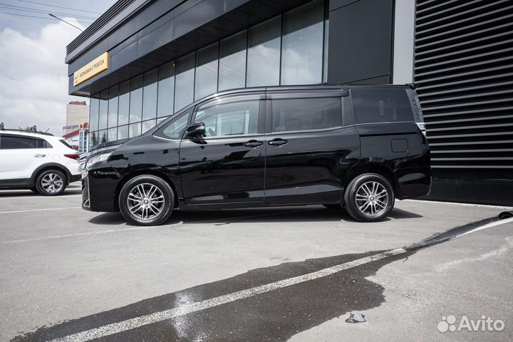 Toyota Voxy 2.0 CVT, 2017, 243 500 км