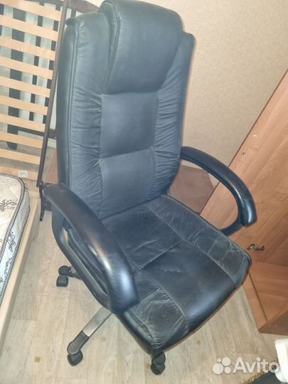 Кожаное кресло бу