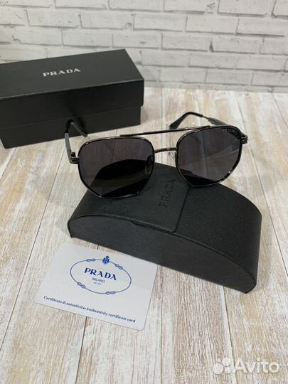 Солнцезащитные очки Prada