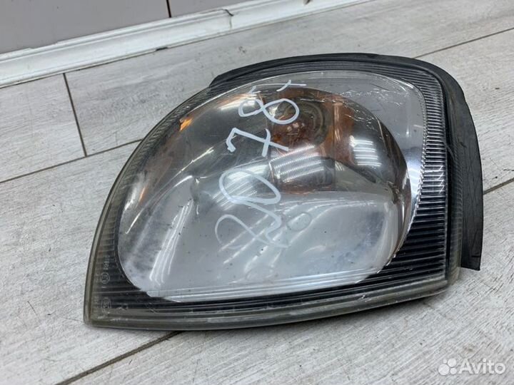 Поворотник правый Nissan Terrano внедорожник TD27T