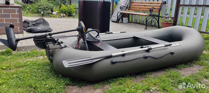 Лодка с электромотором