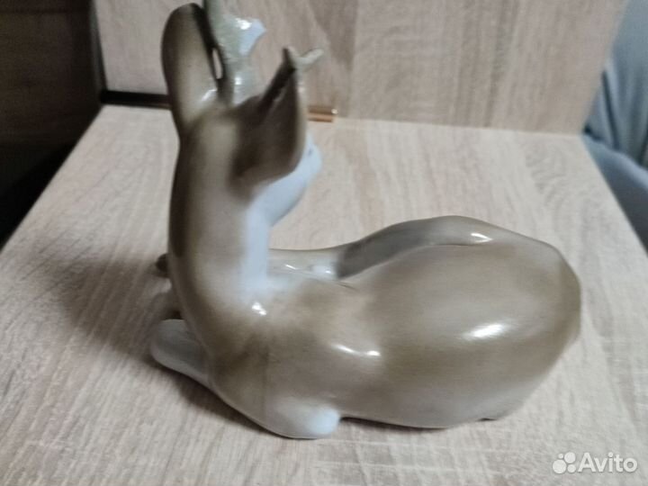 Олень фарфоровая статуэтка