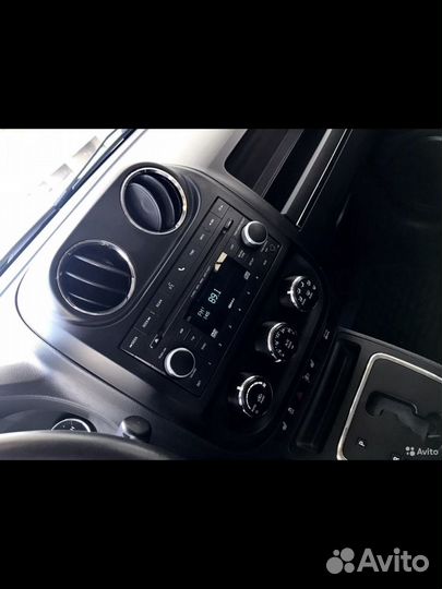 Автомагнитола и рамка jeep compass 2011-2016г