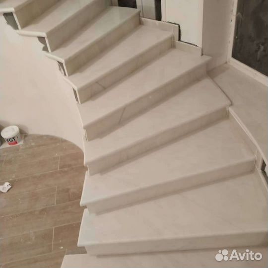 Лестница мраморная