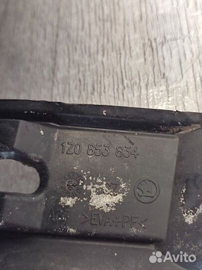 Брызговик задний правый Skoda Octavia A5 1.6 2011