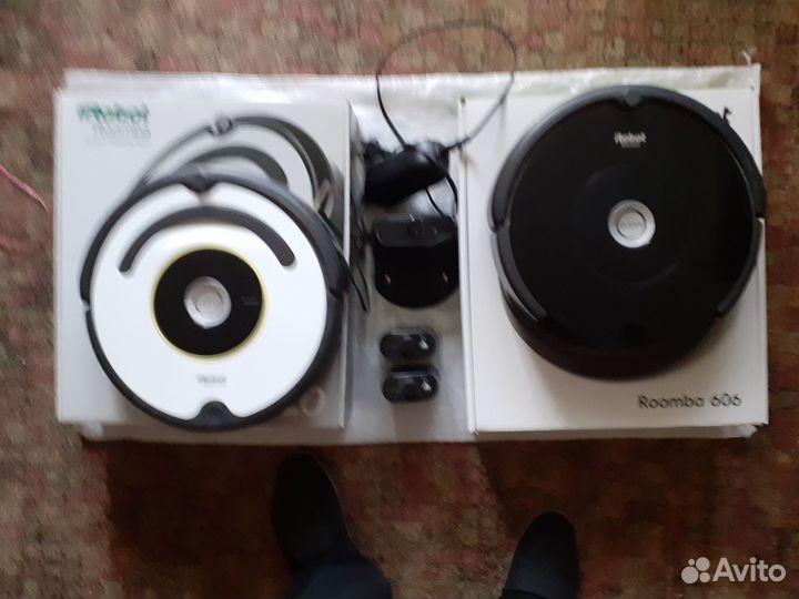 Пара роботов- пылесосов