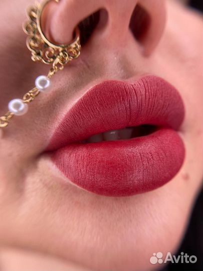 Модель на перманент губ