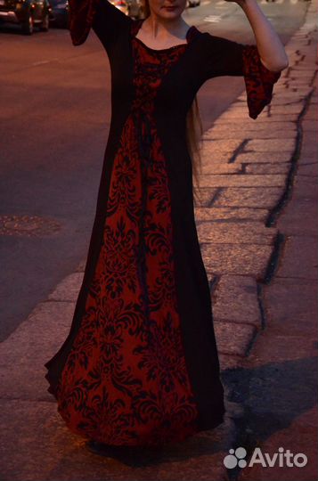 Платье в пол в средневековом стиле черное с красны