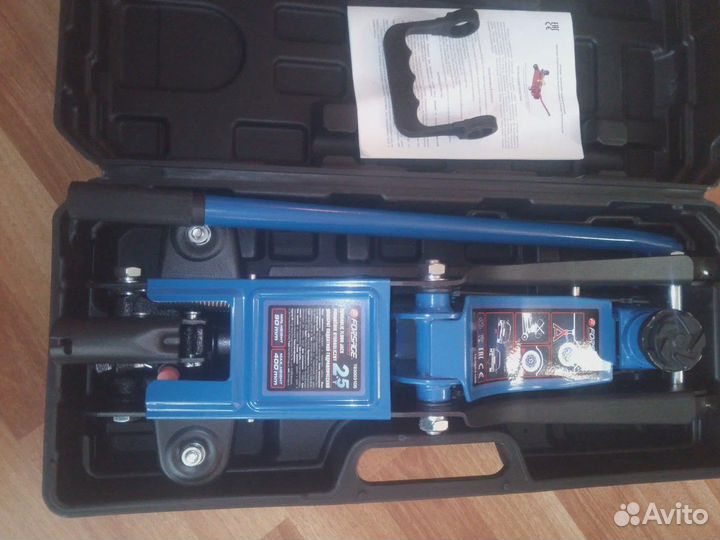 Домкрат подкатной