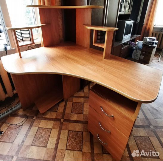 Угловой компьютерный стол