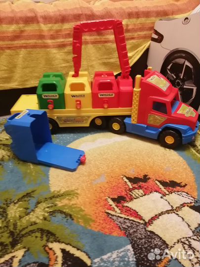 Мусоровоз с контейнерами