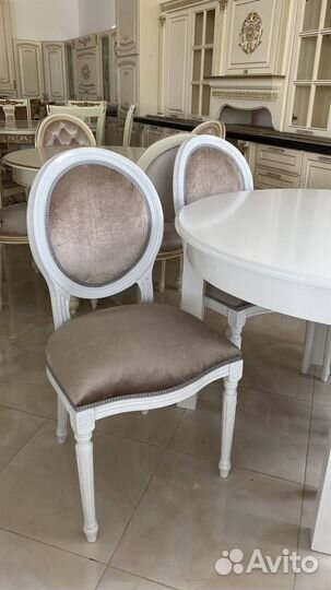 Стол со стульями