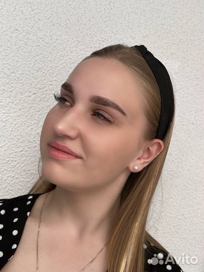 Модель на брови