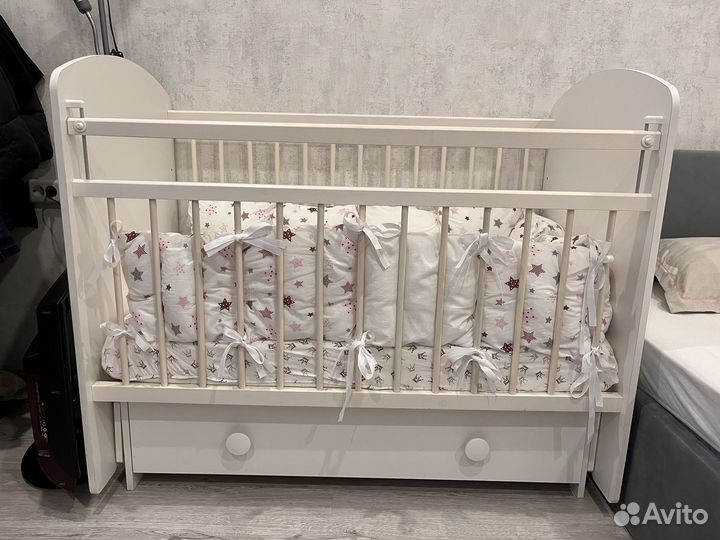 Детская кроватка и пеленальный комод