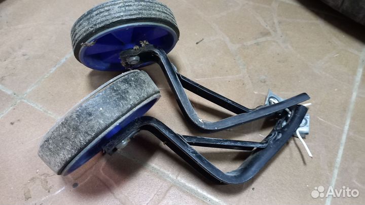 Дополнительные боковые колеса детского велосипеда